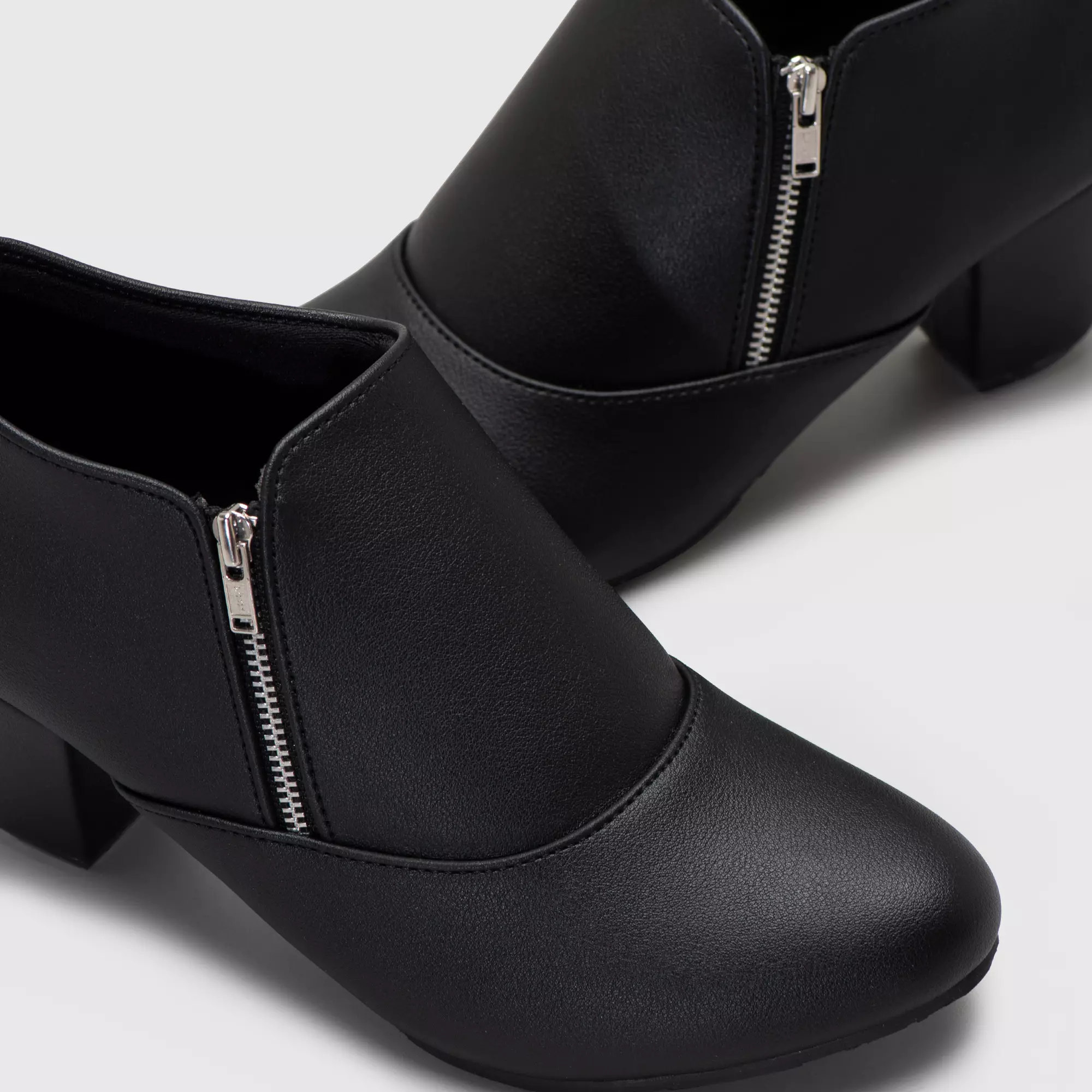 Potamogeton Heels Black