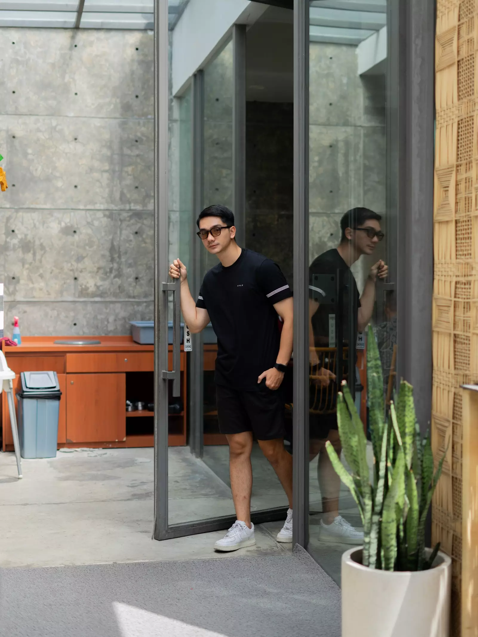 Kale Wesley Black / Kaos Pria Lengan Pendek