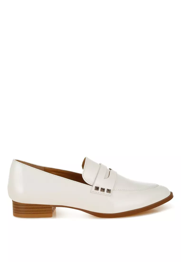 Sepatu Penny Kulit Paten dalam Warna Off White