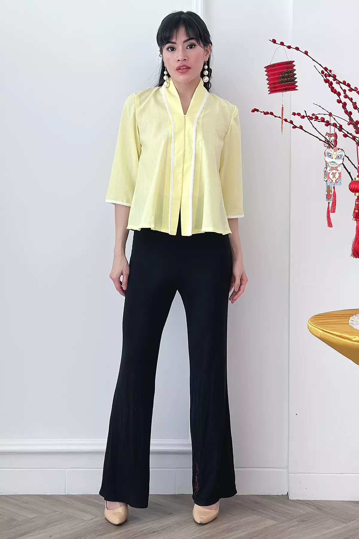 Menik Renda Kuning Kebaya