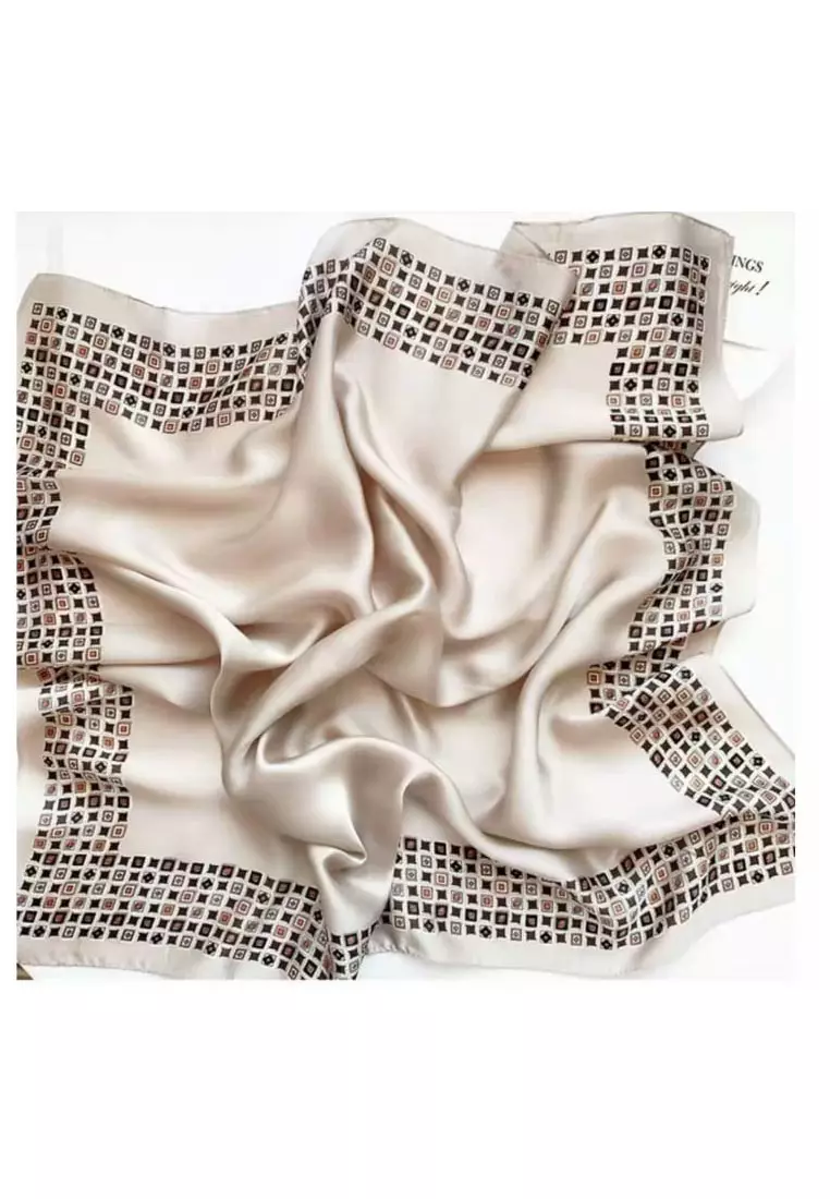 Aksesoris Scarf Wanita Monogram Border Motif Silky Square Satin Scarf Segi Empat Ukuran Kecil Nude Beige