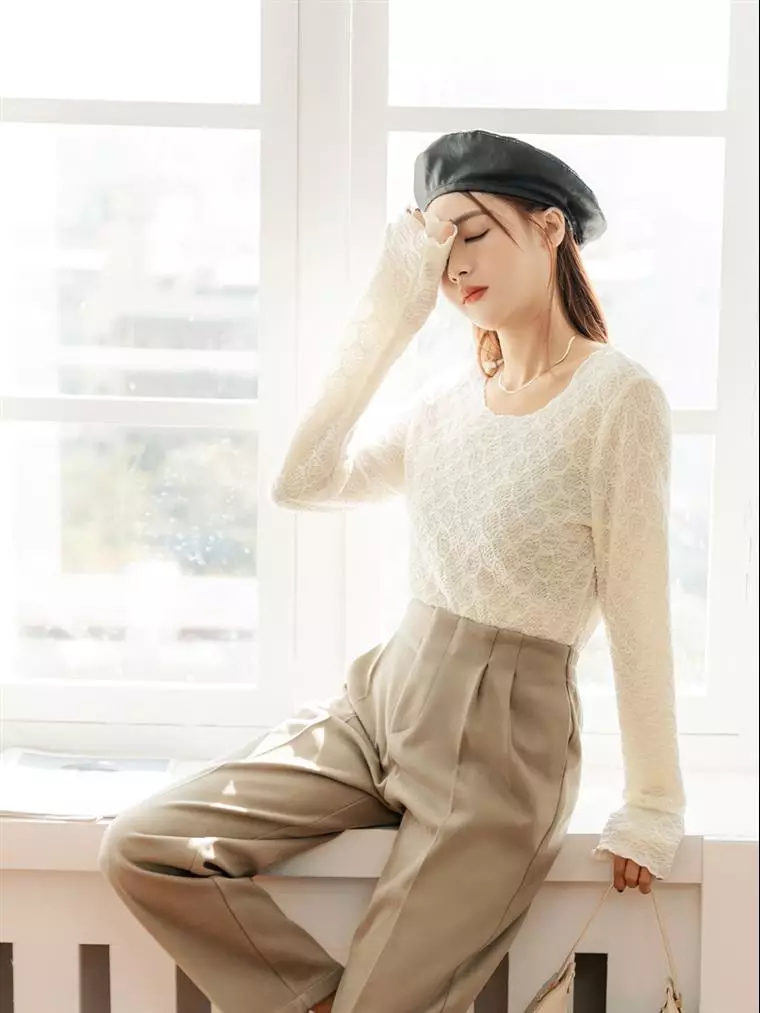 Solid Color Skin-Friendly 3D Texture Round Neck Long Sleeve Top [AB17955]
