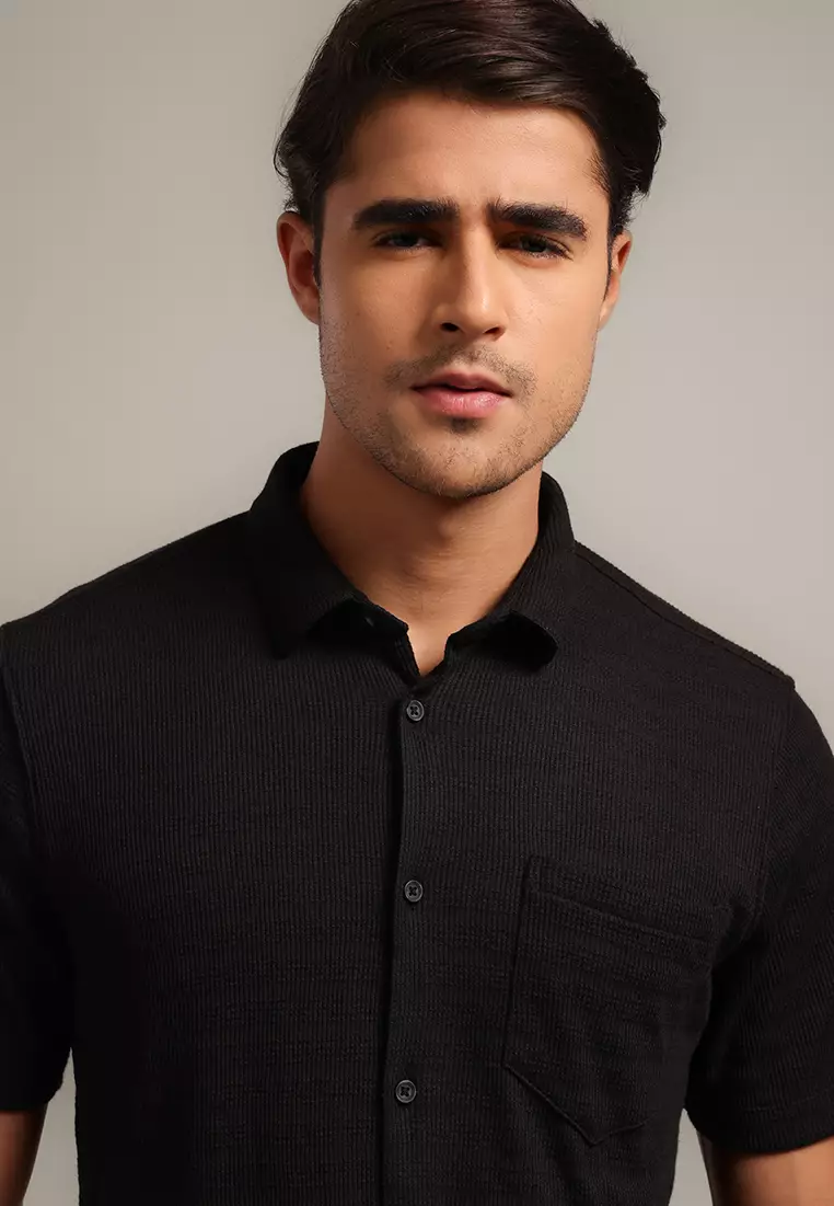 MOC - Kemeja Polos Pria Lengan Pendek Aldric - Black Warna Black