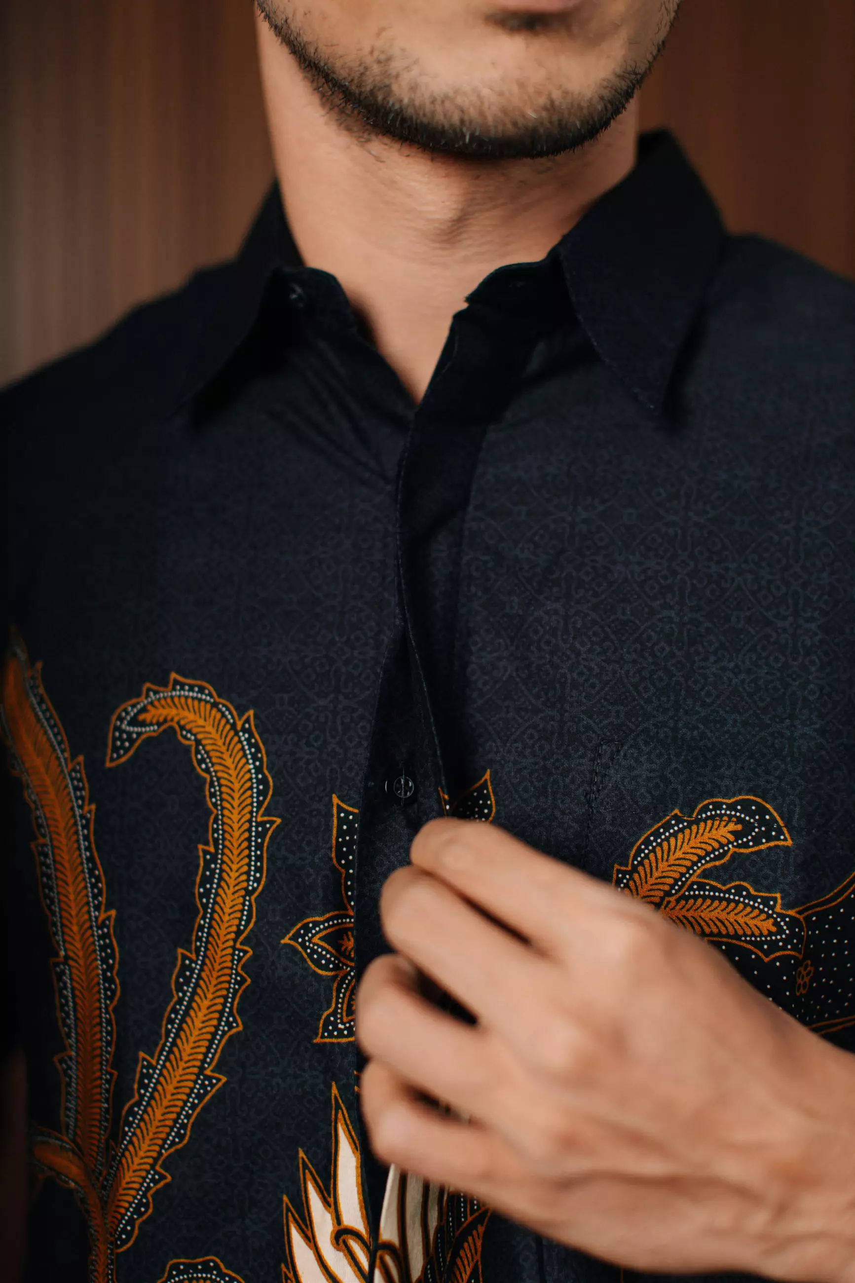 Adyatma Dewangga Black Kemeja Batik Slim Fit Pria Lengan Panjang Katun