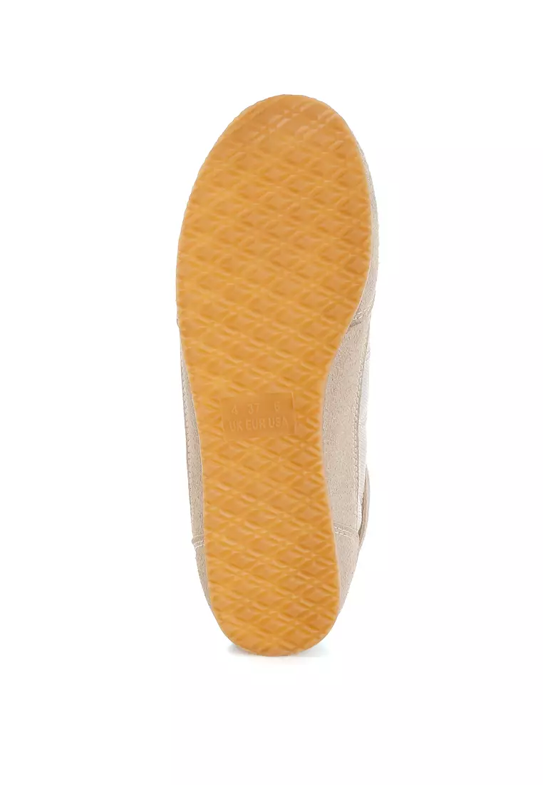 Sepatu kets berbahan mikrofiber dan jaring berwarna krem