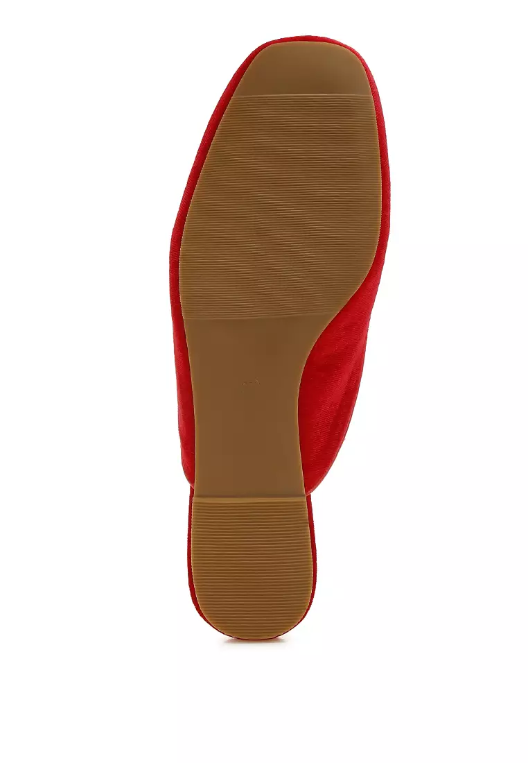 Sandal Beludru Detail Rumbai Warna Merah
