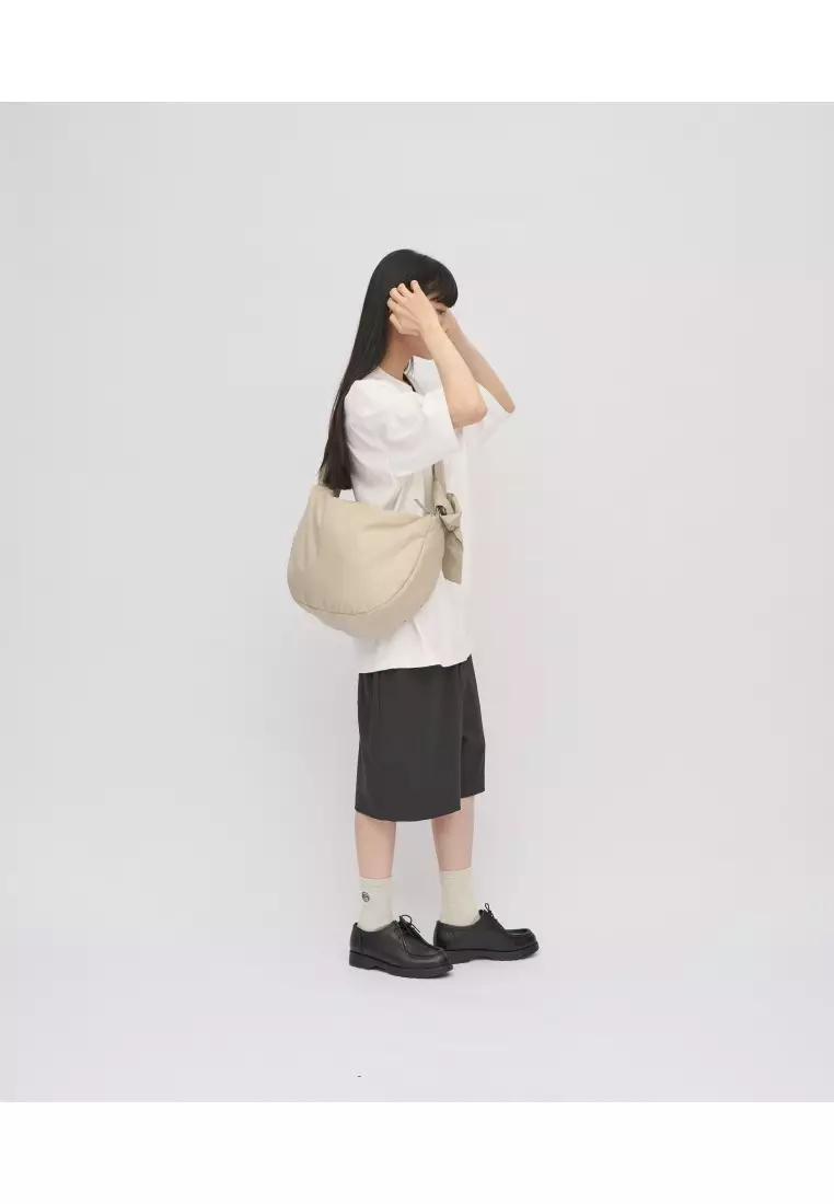 Plain-me  米色闊帶雲朵半月包(中)