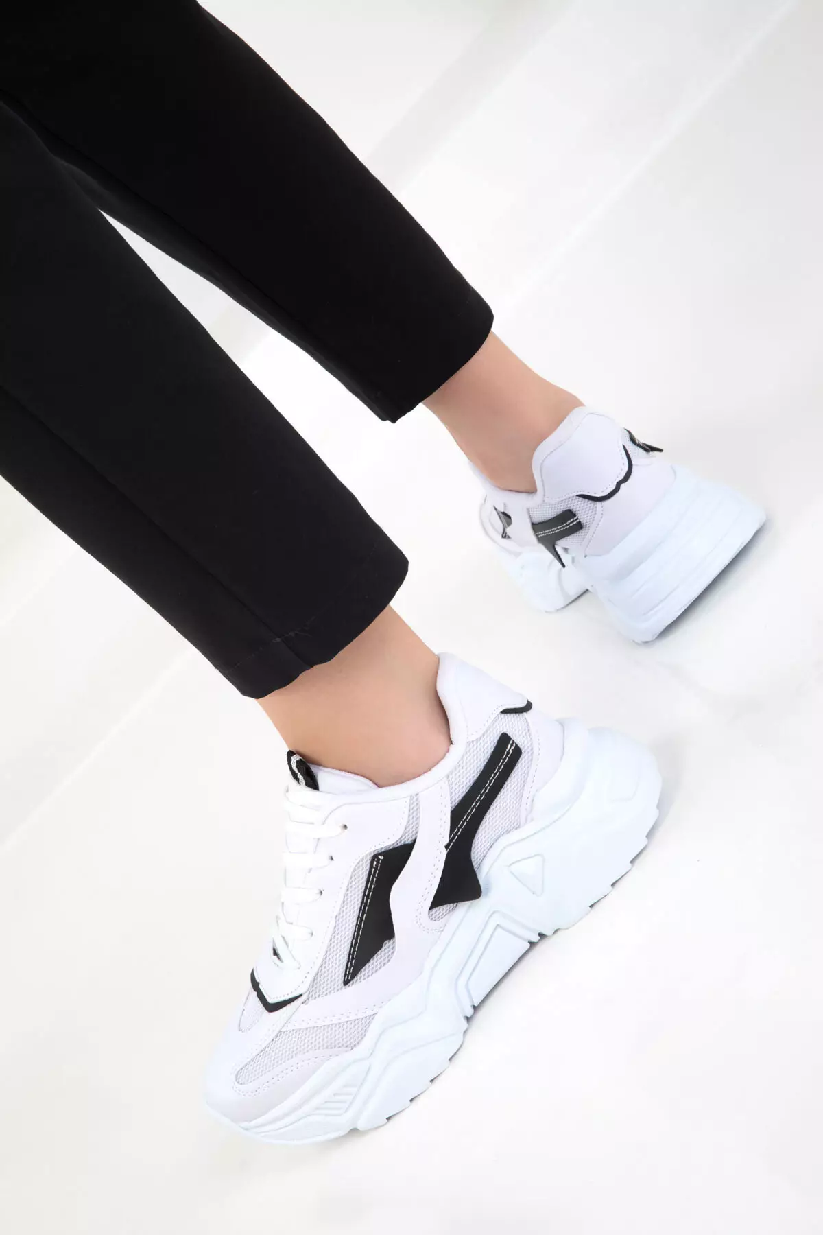 White-Black Women's Sneaker 20609