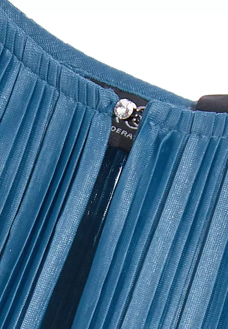 Pleated Buttonless Outerwear