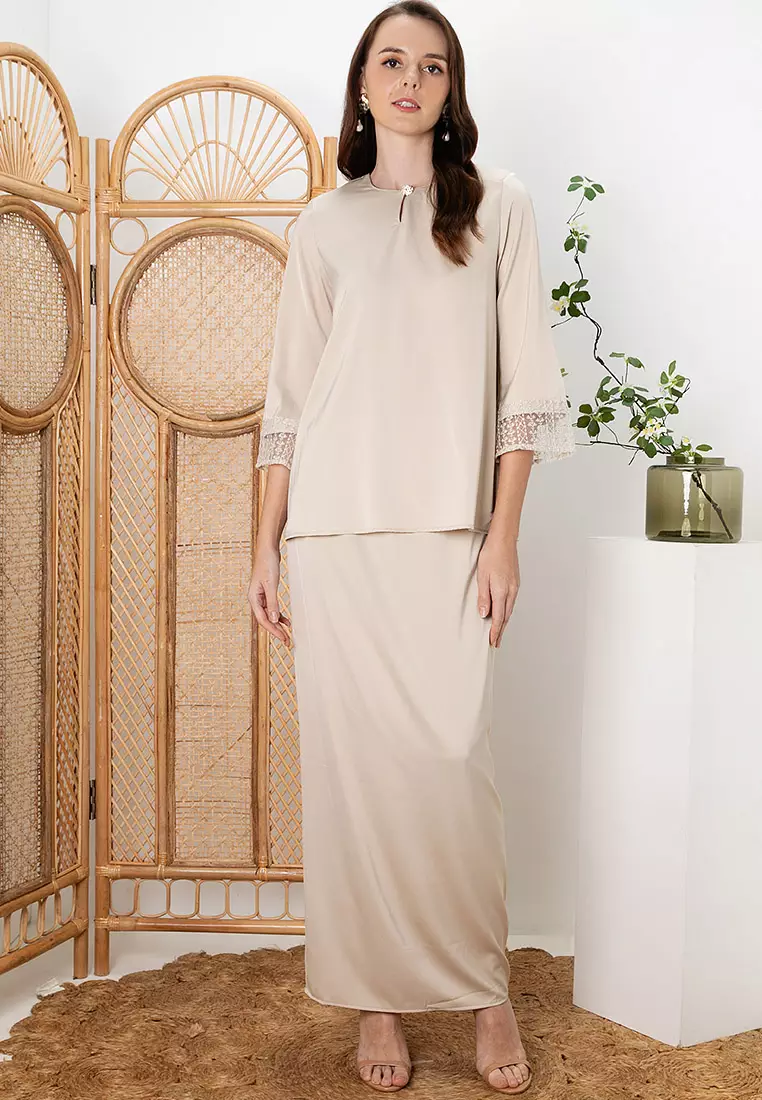 SEROJA Luxe Lace Sulam Baju Kurung Kedah Kipas Belakang in Champagne Gold