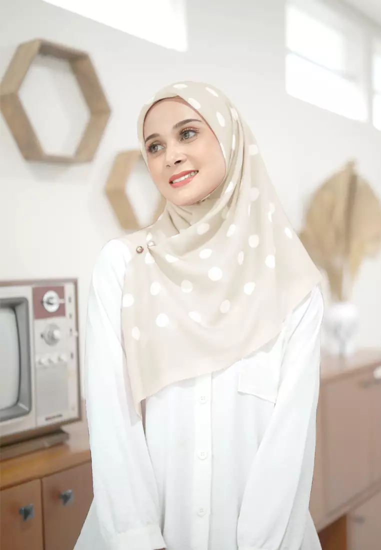 Polka Dot Printed Scarf | Hijab Segiempat Motif - Cream Coconut
