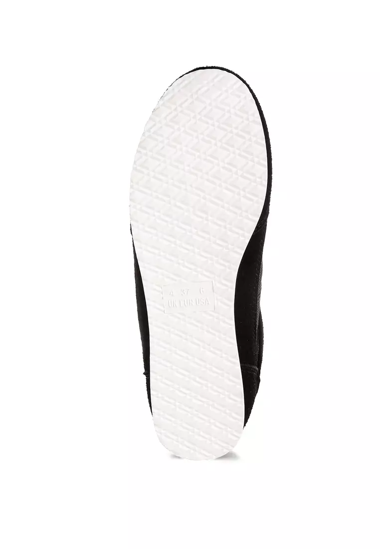 Sepatu kets mikrofiber dan jaring hitam