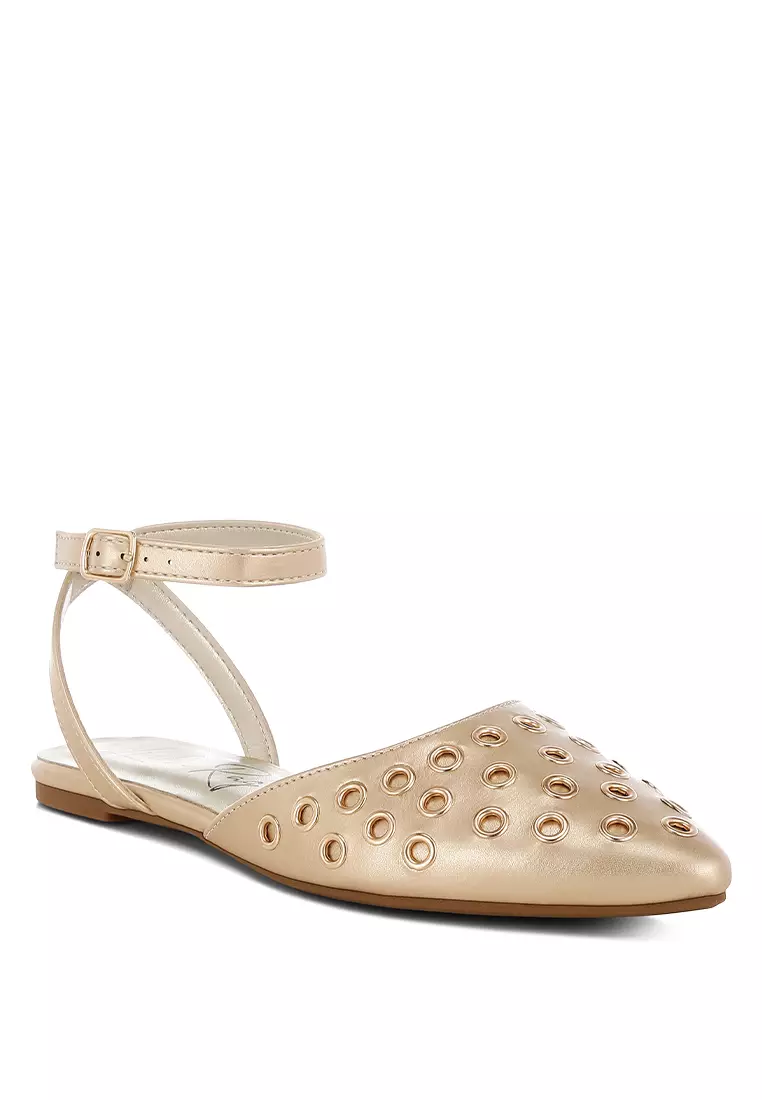 Sandal Datar Berdetail Lubang Tali Metalik Warna Emas