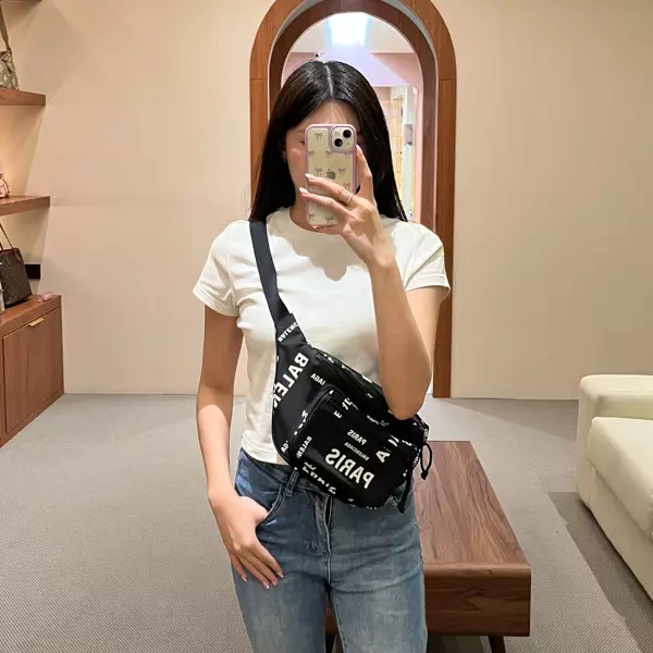 Tas BALENCIAGA ALL OVER TEXT WHITE BLACK WAIST BAG 100% ORIGINAL