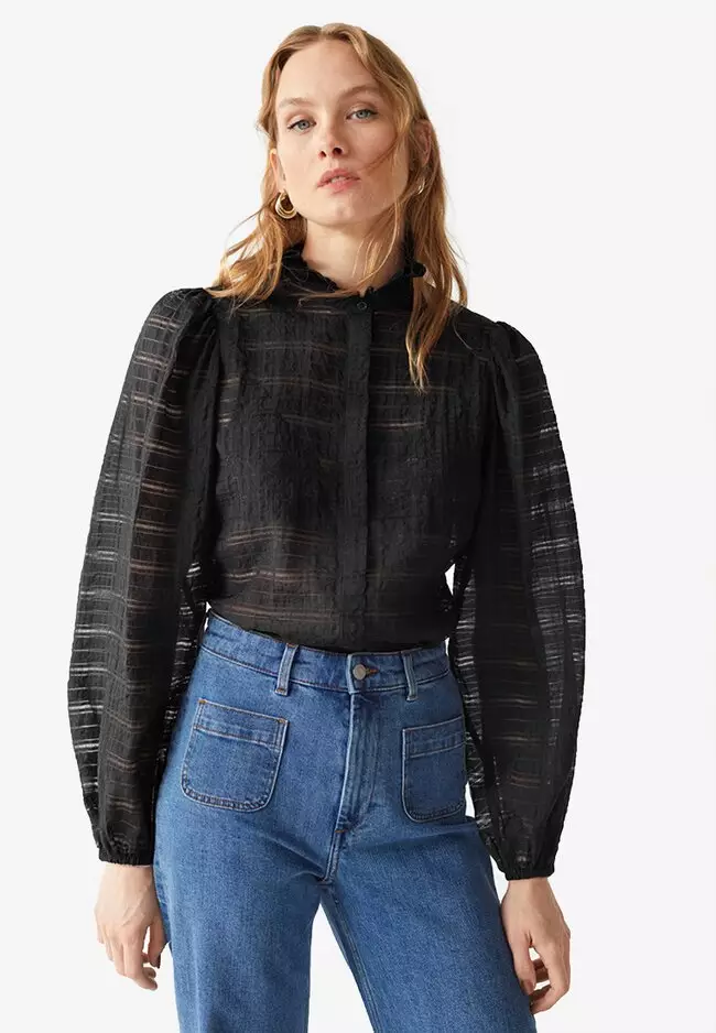 Frilled outlet collar blouse