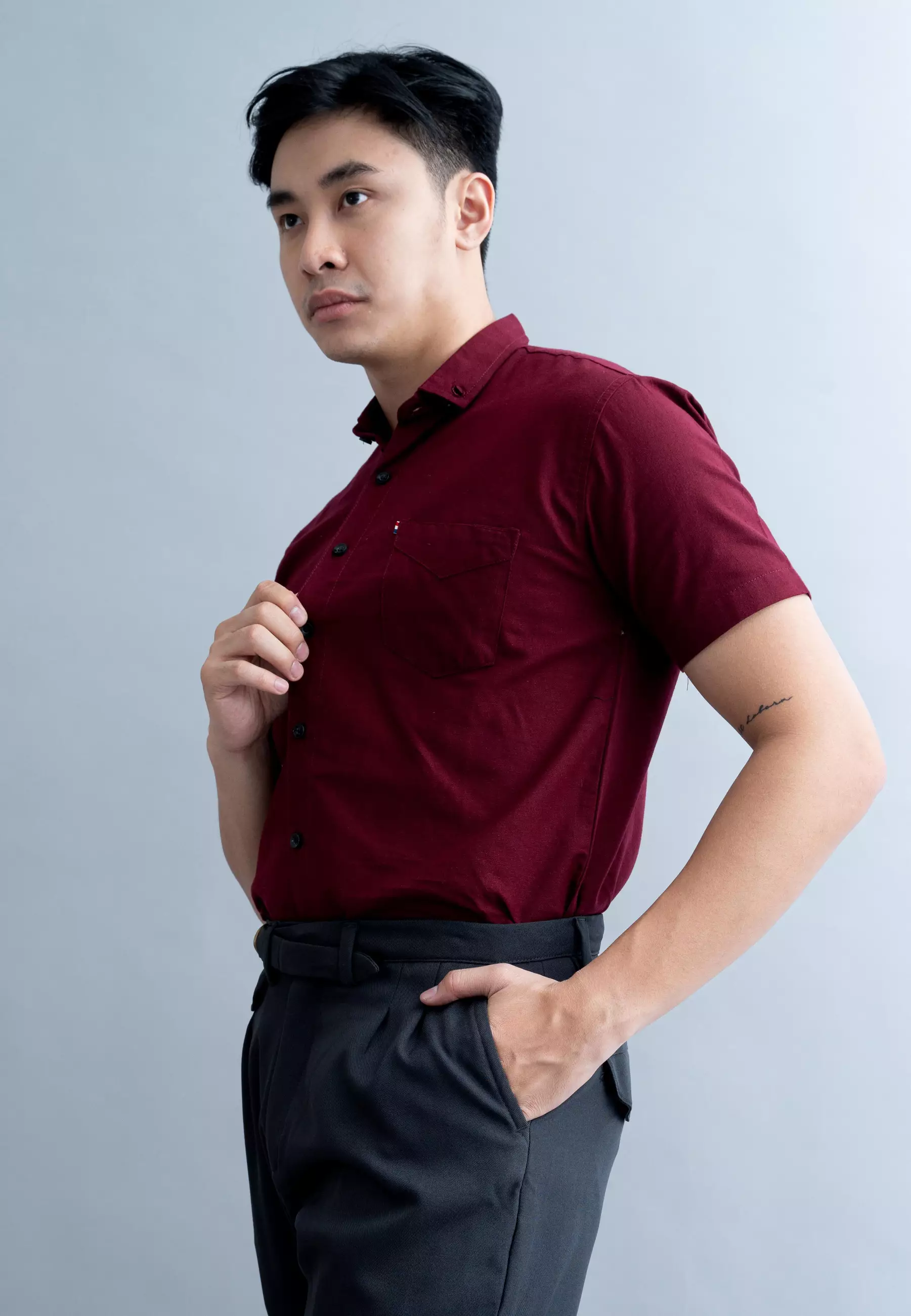 Kemeja lengan pendek pria formal slim fit maroon houseofcuff