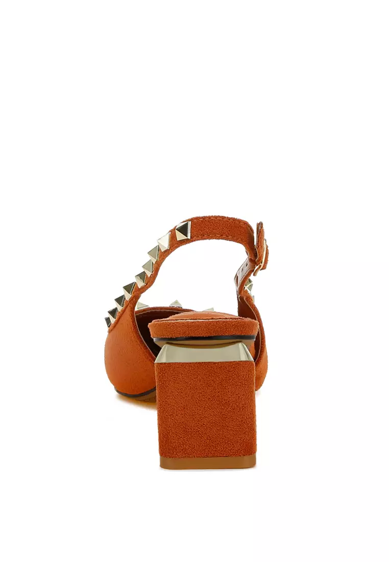 Sandal Microfiber Berhias Stud dalam Warna Tan