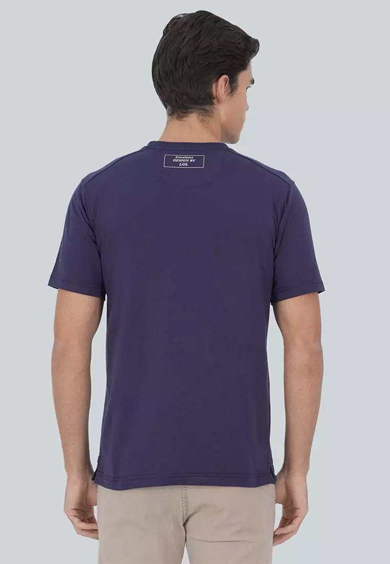 LGS - Kaos Casual Pria - Motif Grafis Tulisan - Katun - Warna Biru Navy - Reguler Fit - JTS.322.S3568F.01.C