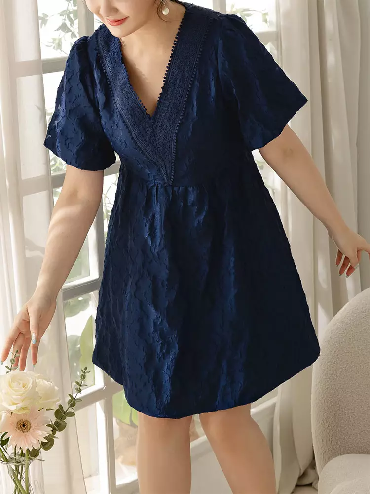 雲朵自訂款-蕾絲V領立體緹花泡泡袖短洋裝《DA10071》