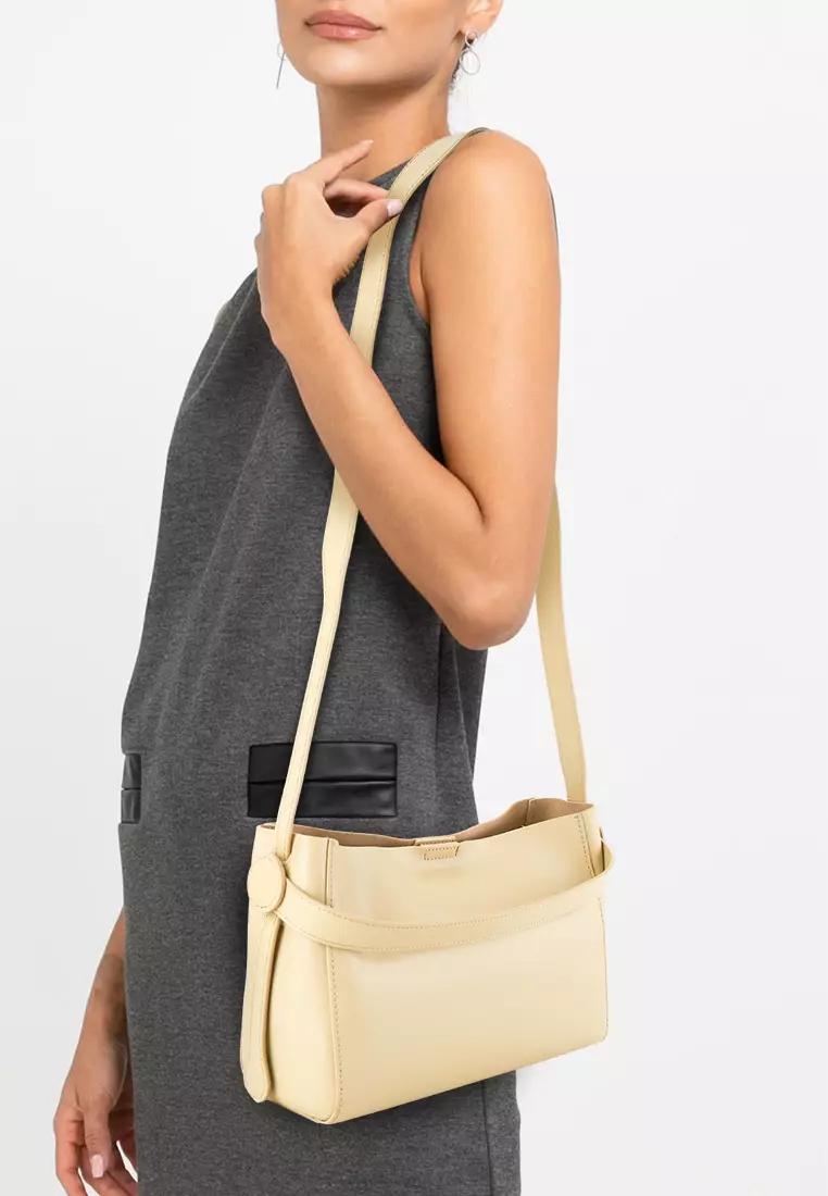 Andre valentino discount bag price