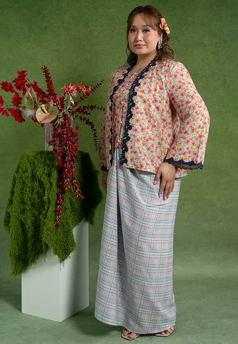 Eryna Plus size Kebaya with Pareo Skirt Set