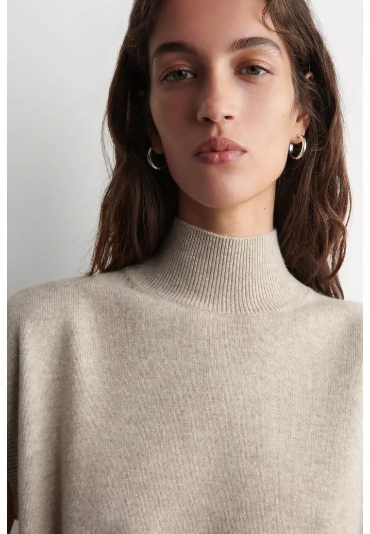 BELT-DETAIL FUNNEL-NECK WOOL VEST