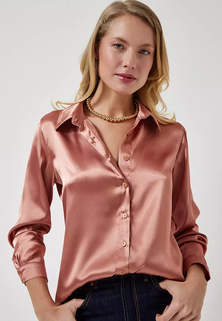 Lightly Draped Satin Surface Shirt