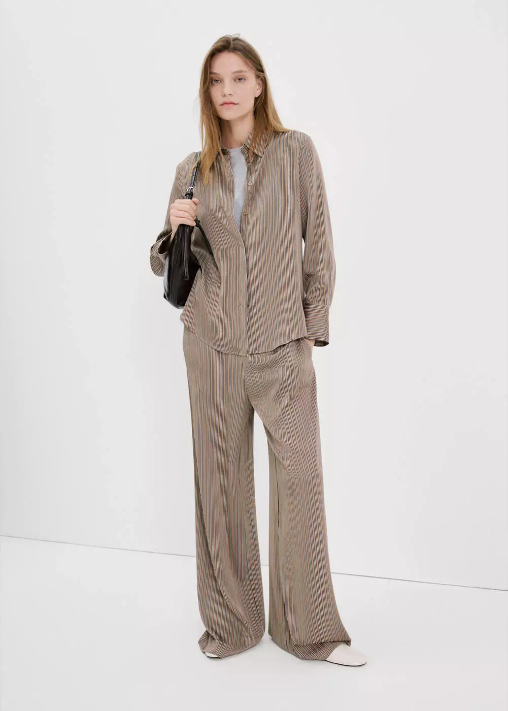 Kemeja satin motif salur