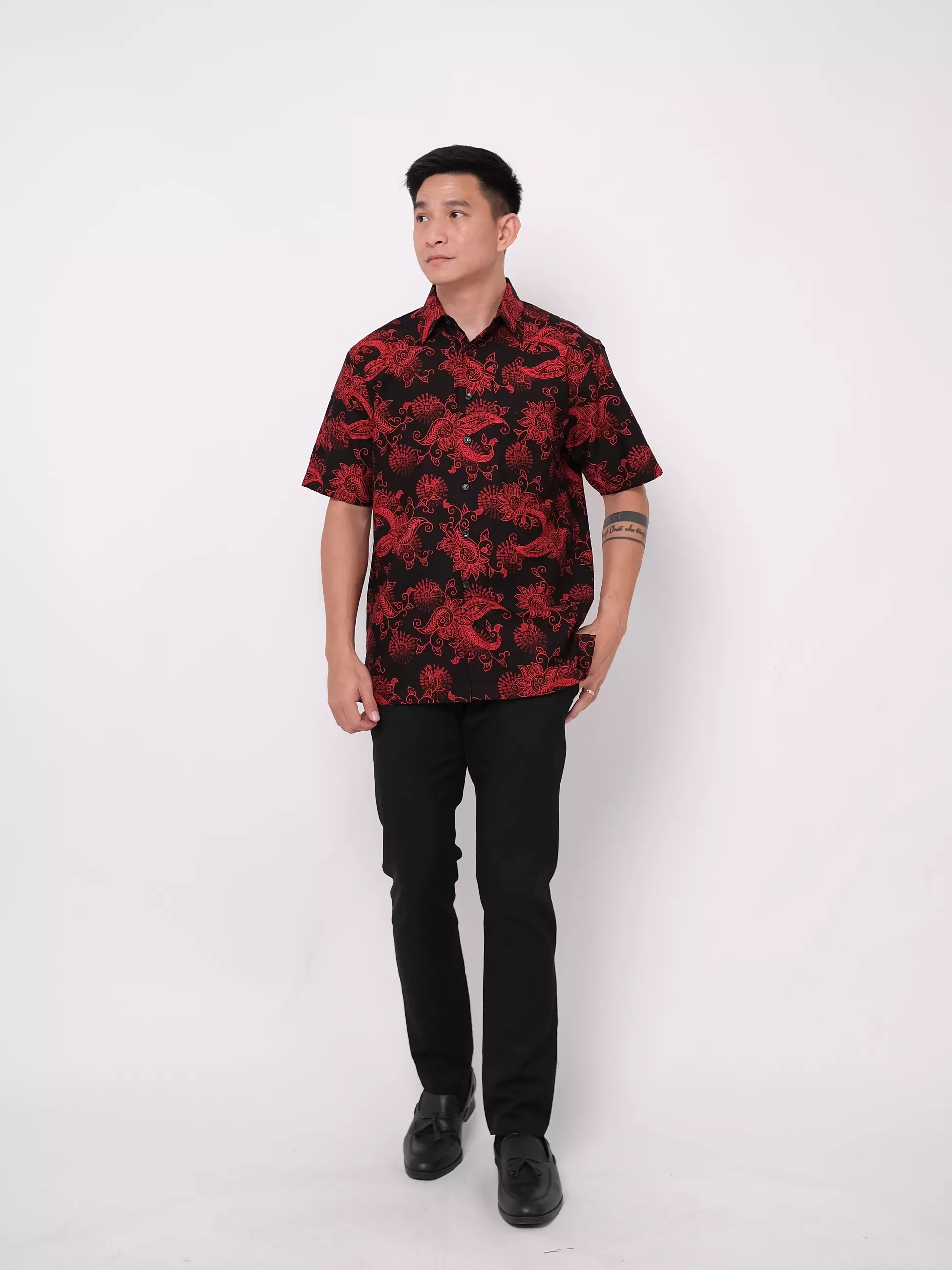 Kemeja Lengan Pendek Hitam Motif Batik Merah 16895