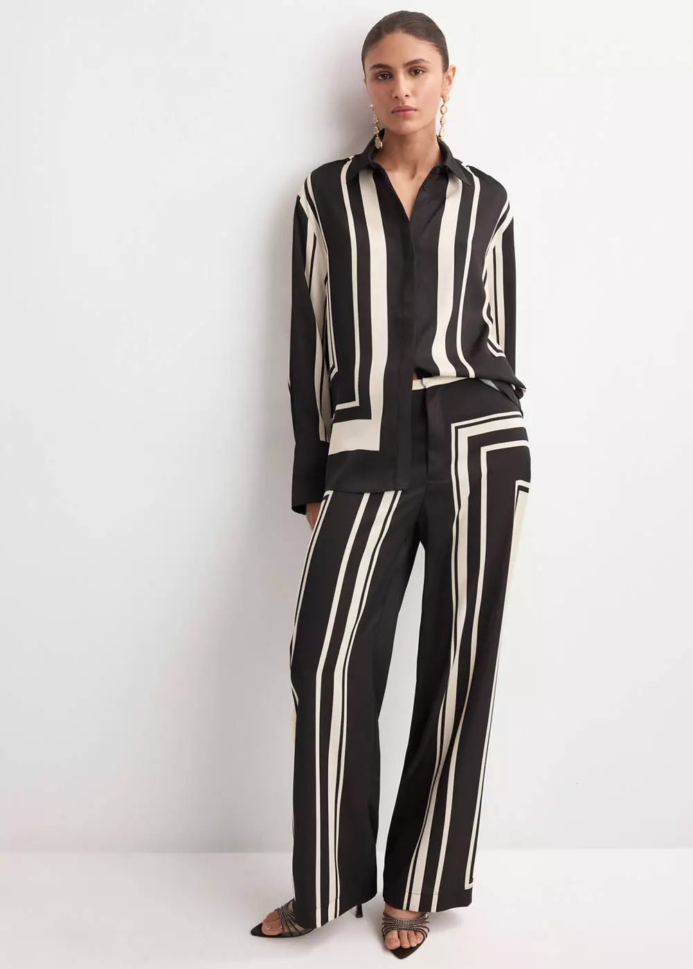 Blus satin bermotif