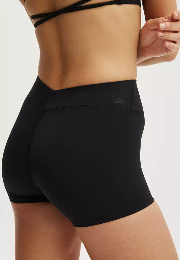 Ultra Luxe Invisible Scrunch V Shortie Shorts