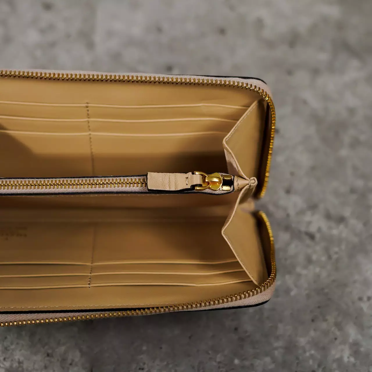 Jual Valentino Garavani Dompet VALENTINO V EMBOSSED CREAM ZIP LONG 