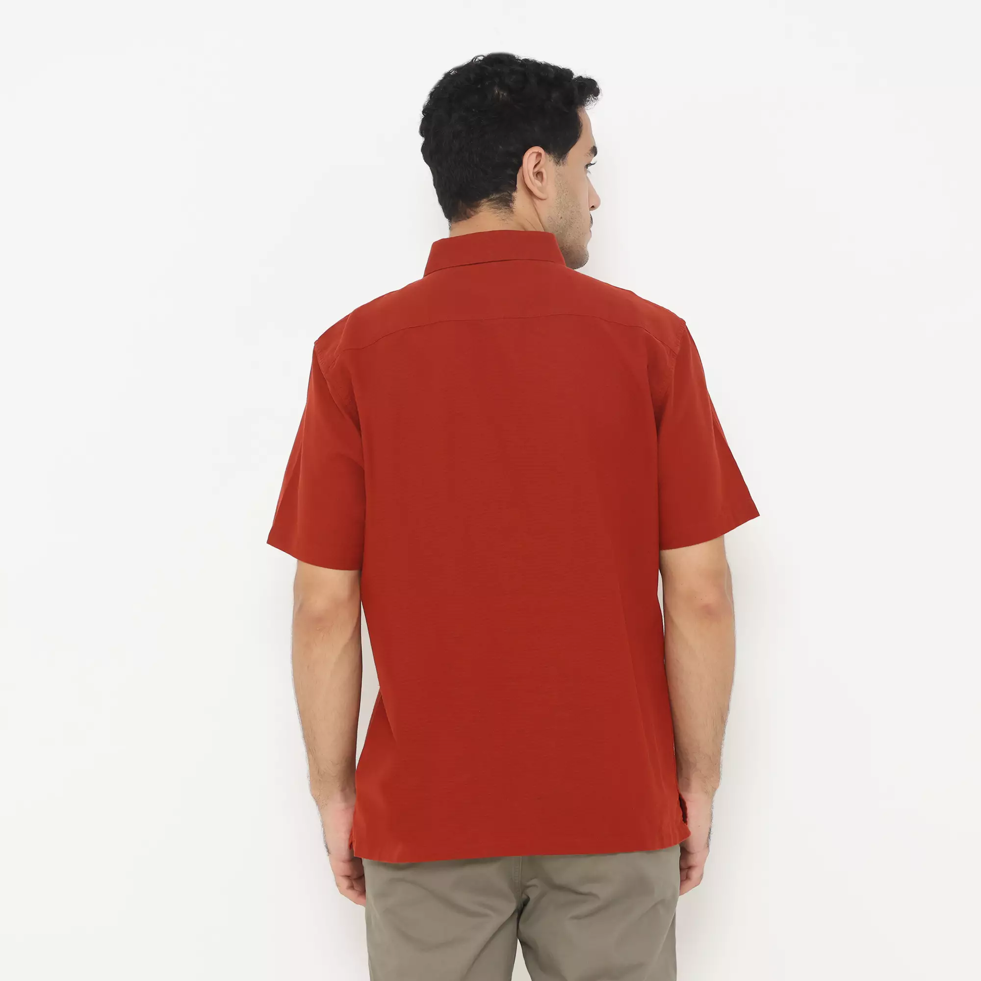 Men & Clo x PLATINI | Kemeja Pria Basic Polos Lengan Pendek Katun Red Clay 1090 
