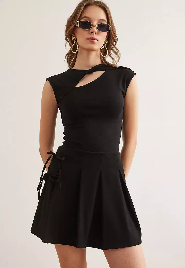 Side Lace Detailed Pleated Zippered Mini Skirt