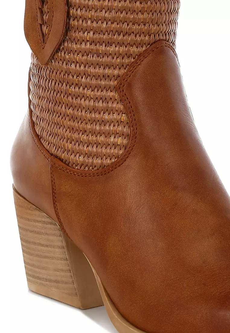 Sepatu bot koboi dari bahan rafia dan kulit imitasi berwarna cokelat