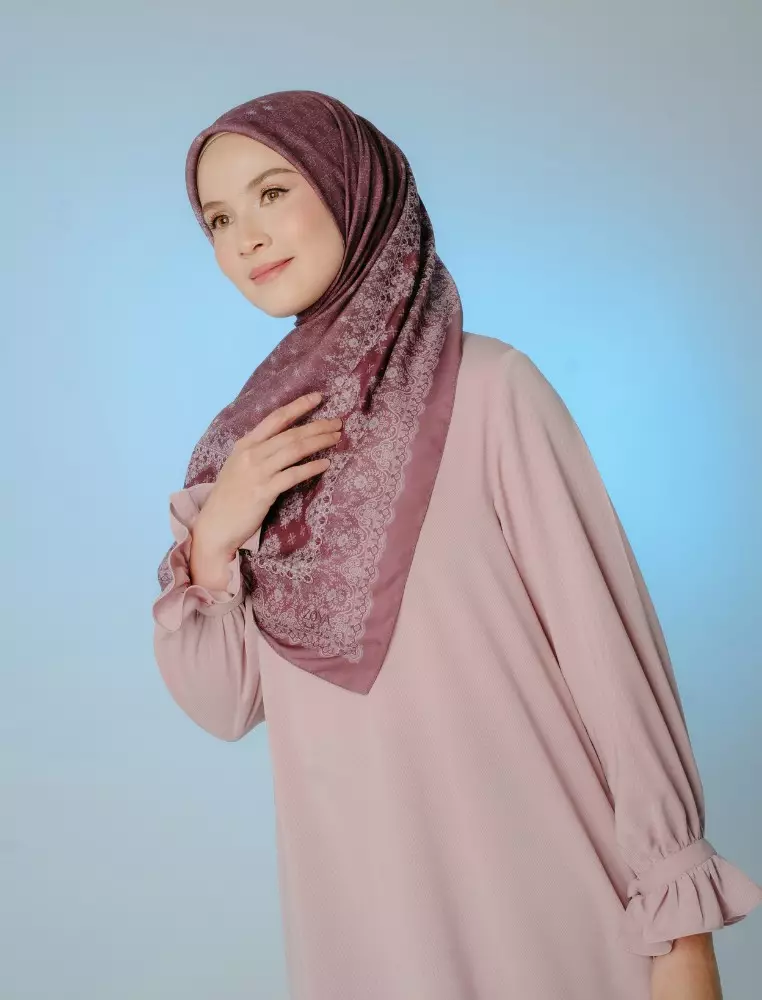 ZOLA Scarf Dark Brown - Kerudung Hijab Segiempat Motif With Pouch Ziplock - Bahan Poly Fine - Ukuran 110x110