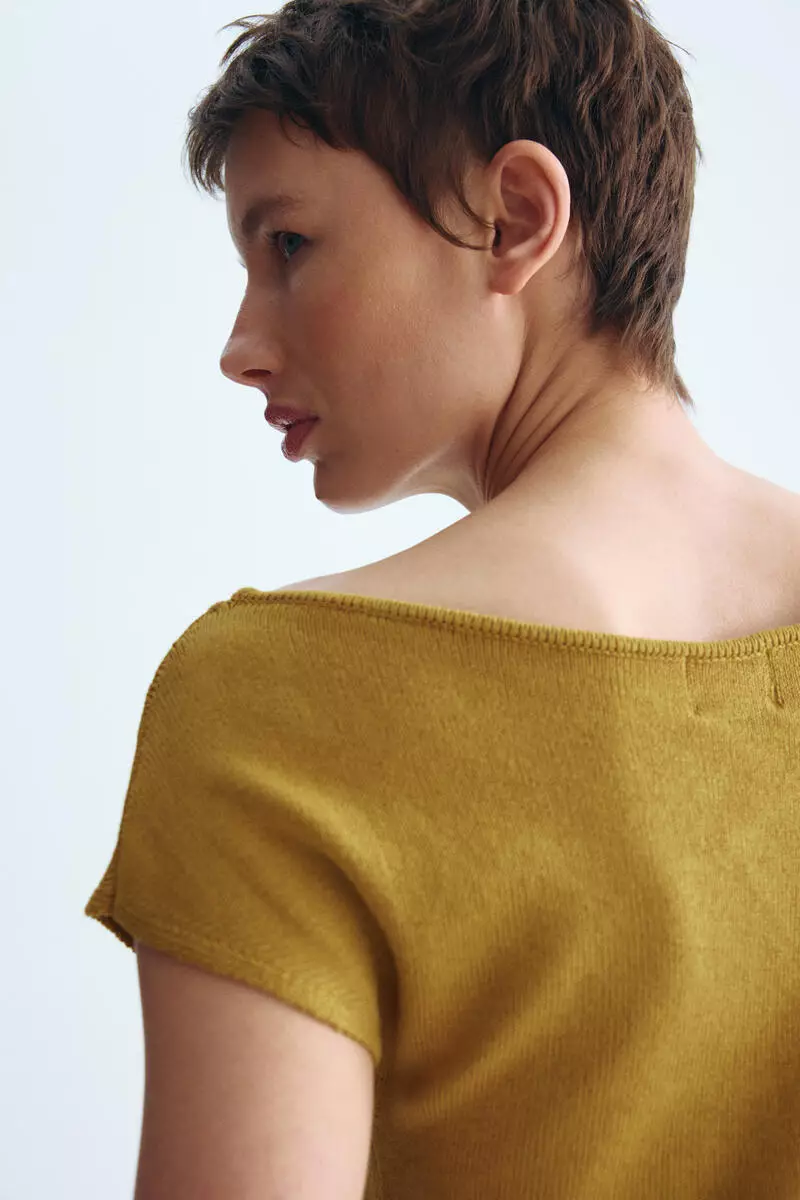 Fine-knit one-shoulder top