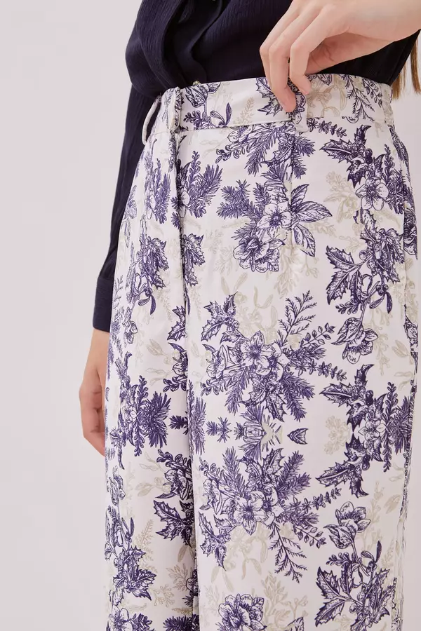 MINIMAL - Jocelyn - Celana Panjang Motif Bunga - Blue Colour Blue