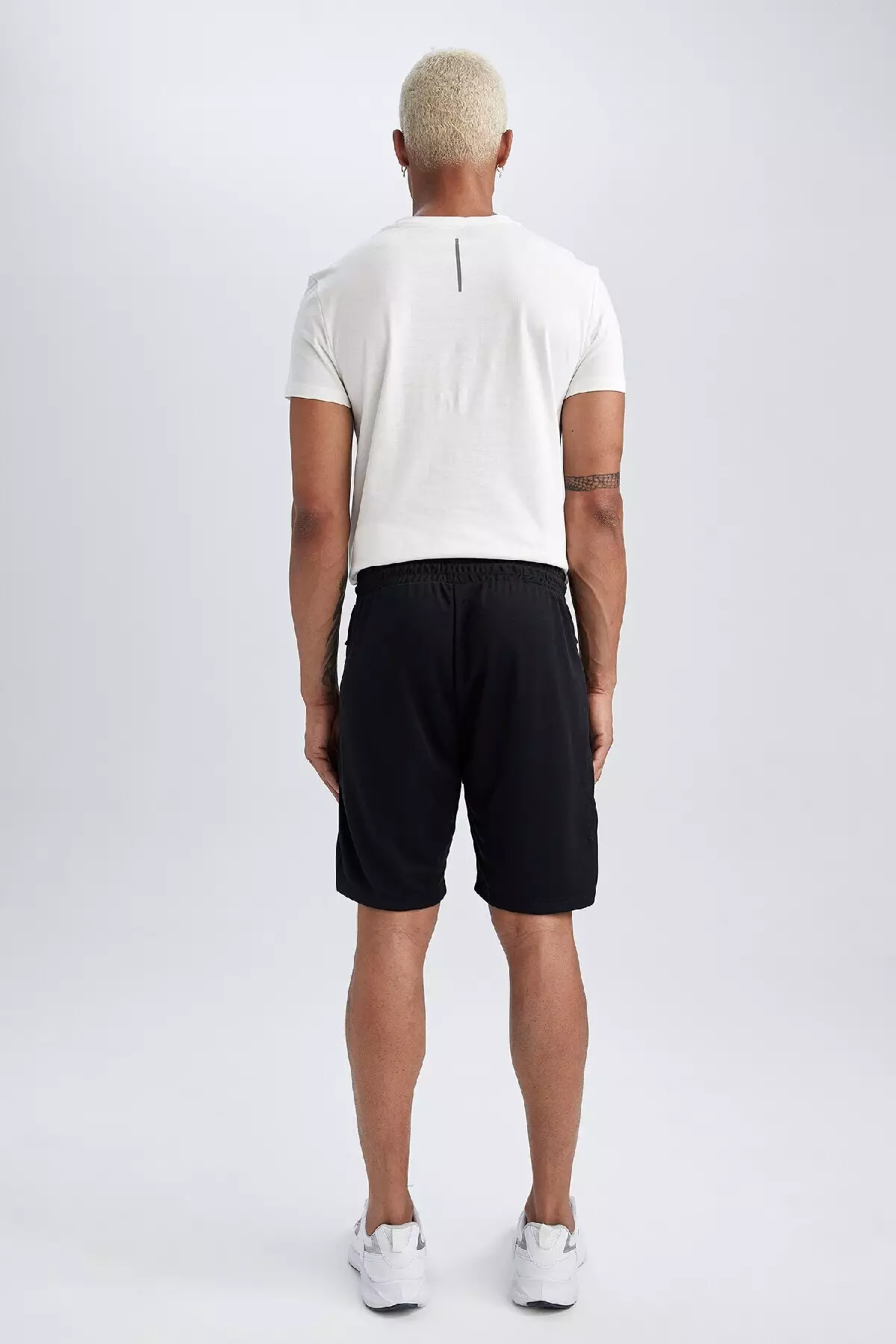 Black Slim Fit Sports Shorts with Zipper and Pocket, Quick Drying V3030Az23Sp