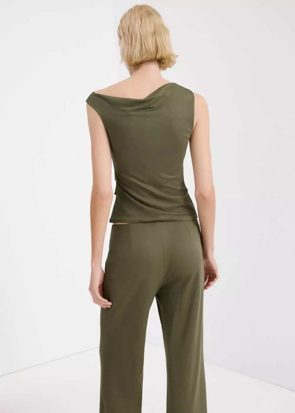 Atasan asimetris dengan kerah drape