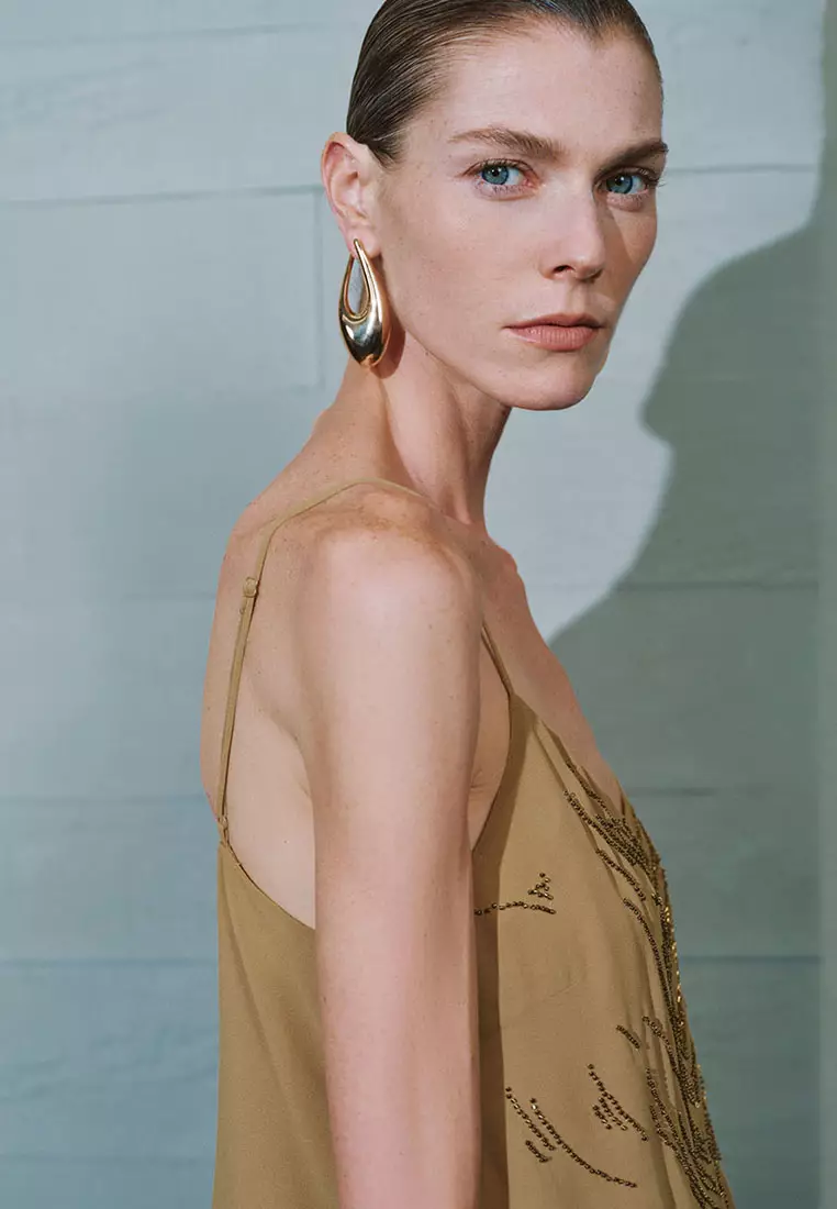 UR秋季新款女装时尚魅力氛围感水钻装饰吊带衫UWG240152