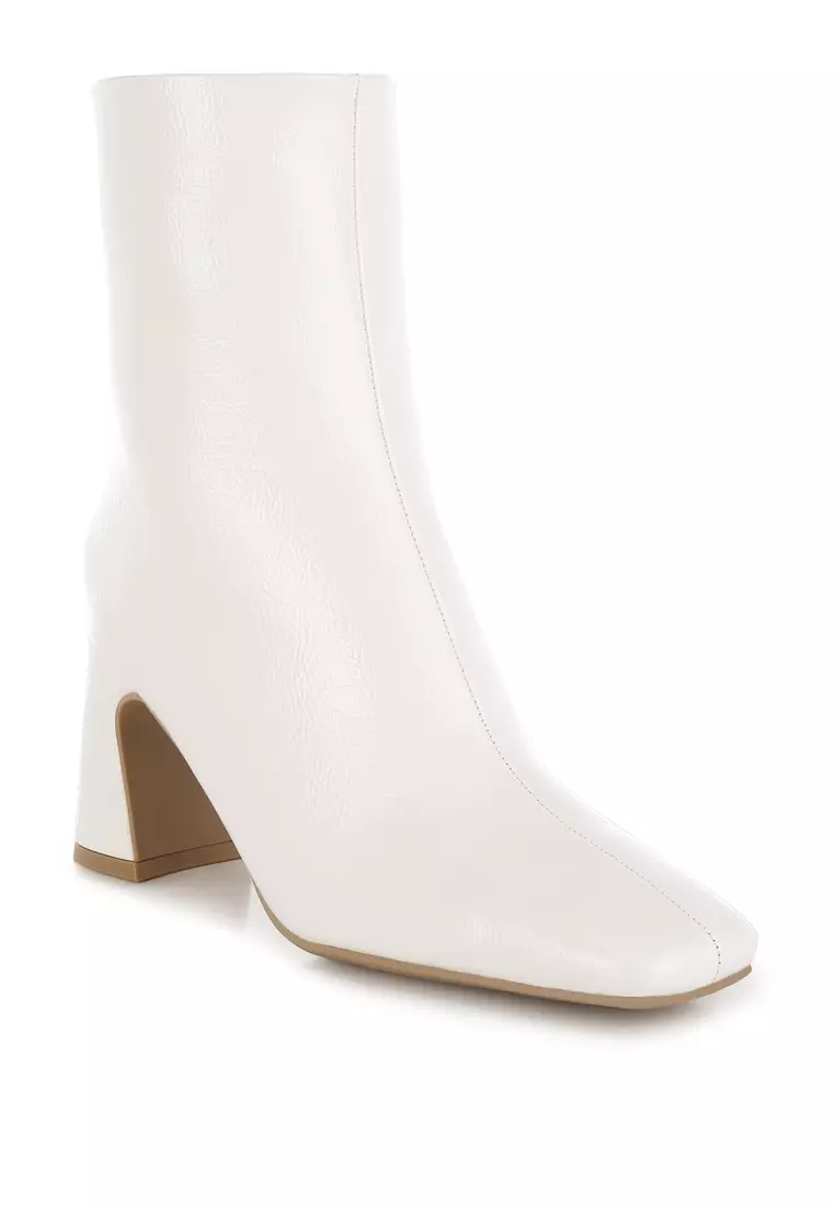 Sepatu bot ujung persegi paten dengan warna putih pucat