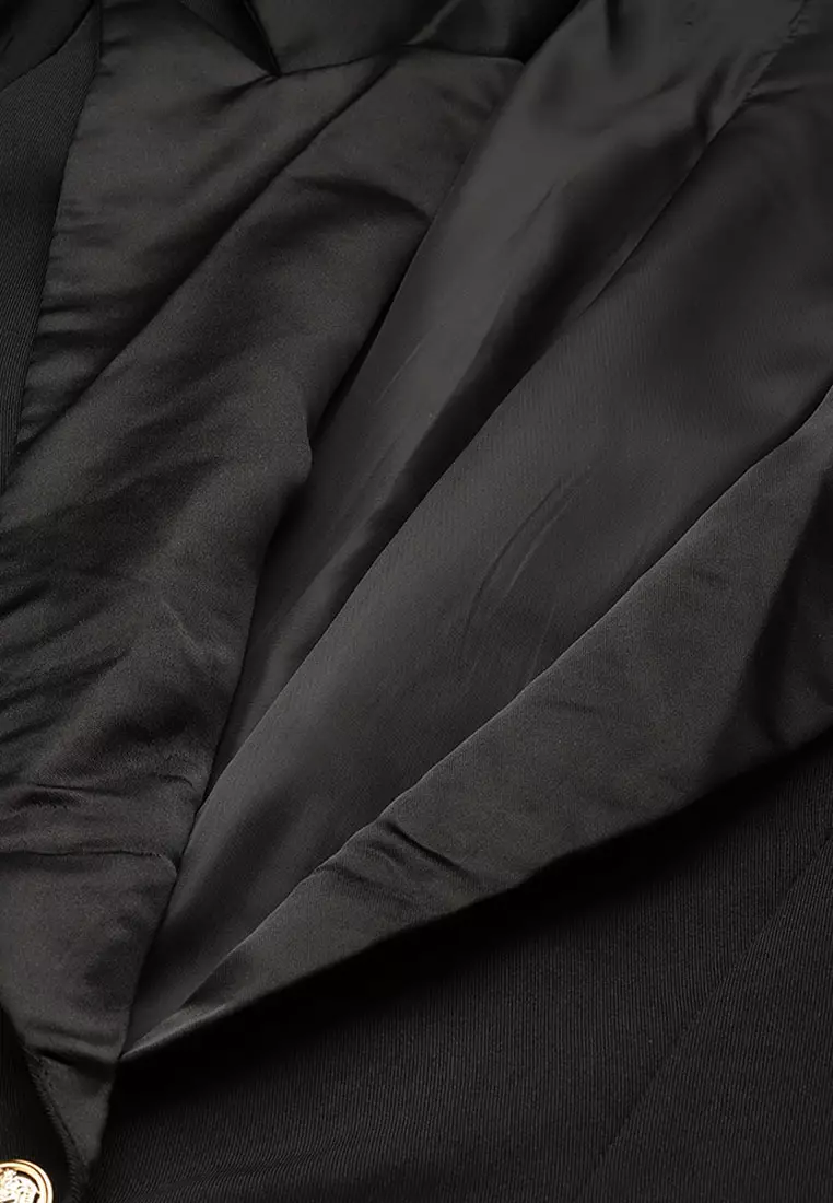 Lapel Collar Buttoned Blazer in Black