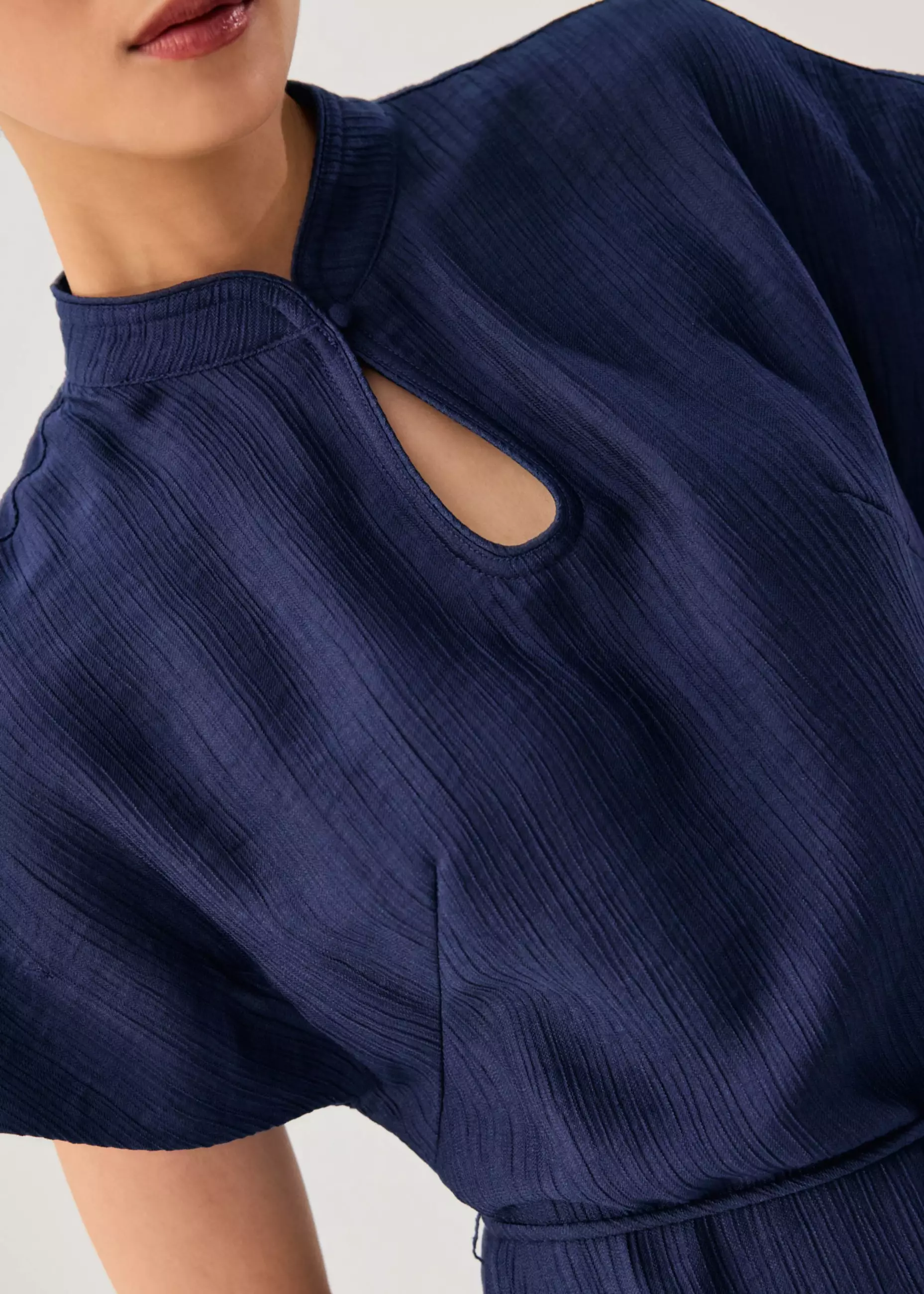 Dress Wanita - Detachable Sash Tie Crinkled Mandarin Collar Column Midi Dress