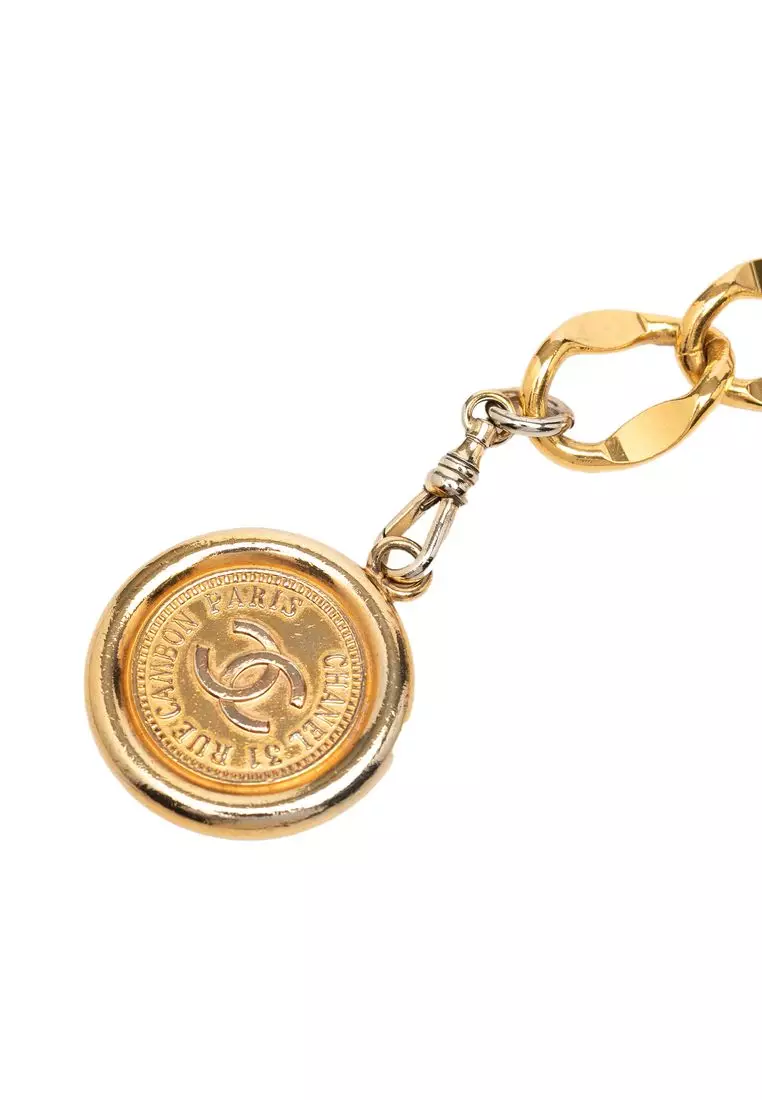 Chanel Pre-Loved Chanel Gold Plated Cc Medallion 31 Rue  display picture 1