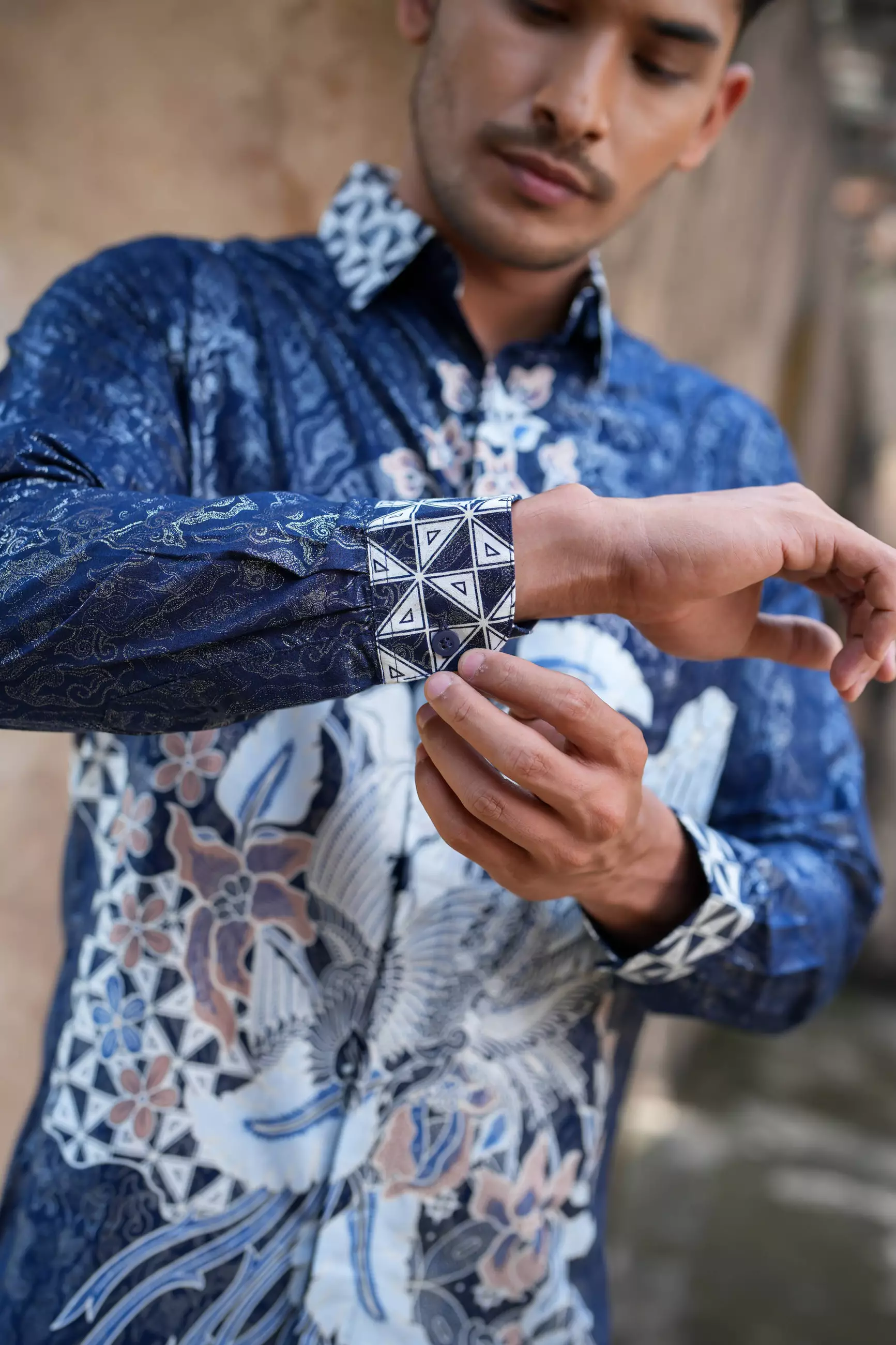 Arutala Navy Blue Kemeja Slim Fit Batik Lengan Panjang Foil