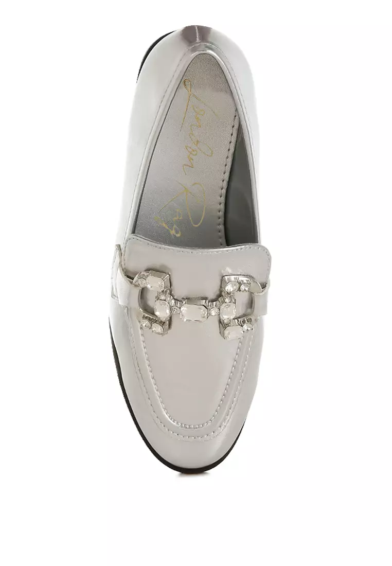 Sepatu Loafer Metalik Horsebit Diamante dalam Warna Perak