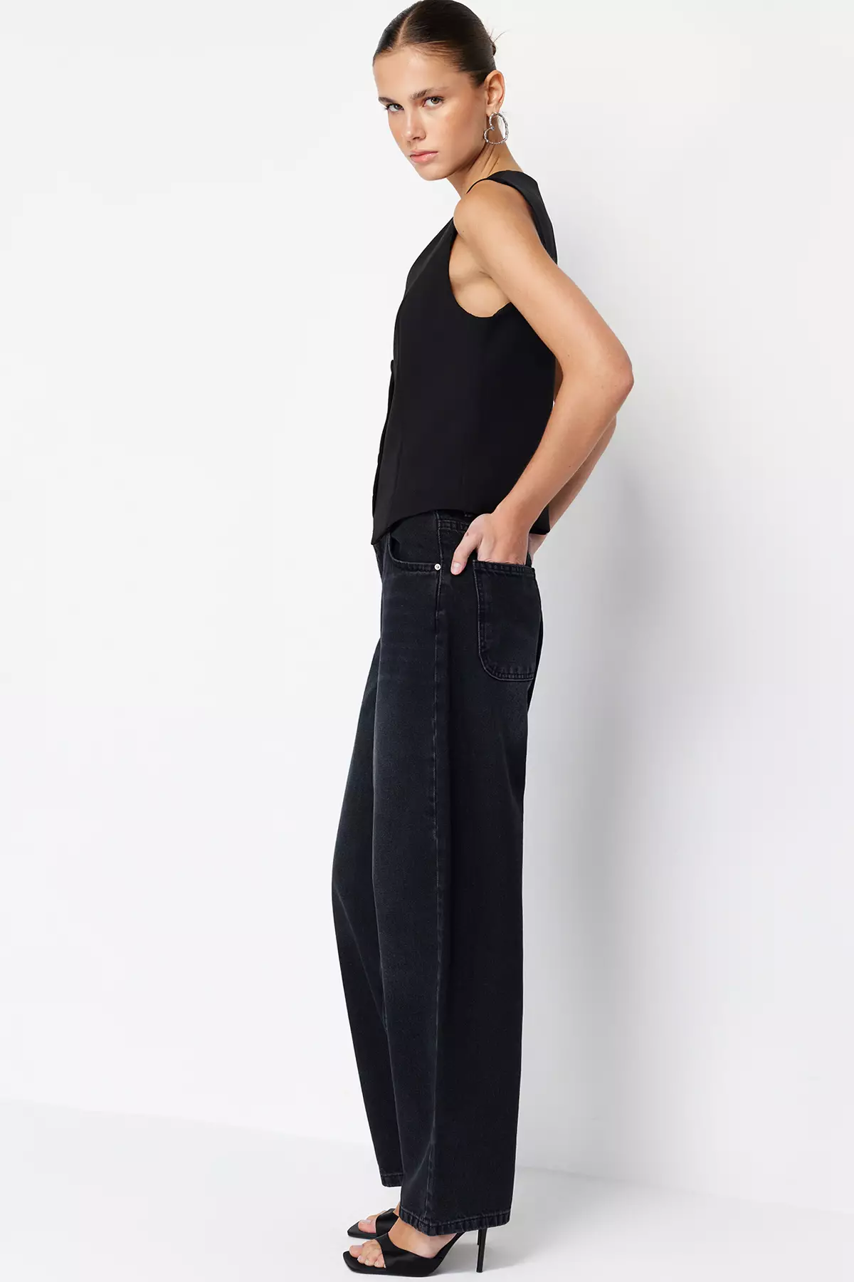 Relaxed Wide Leg Jeans