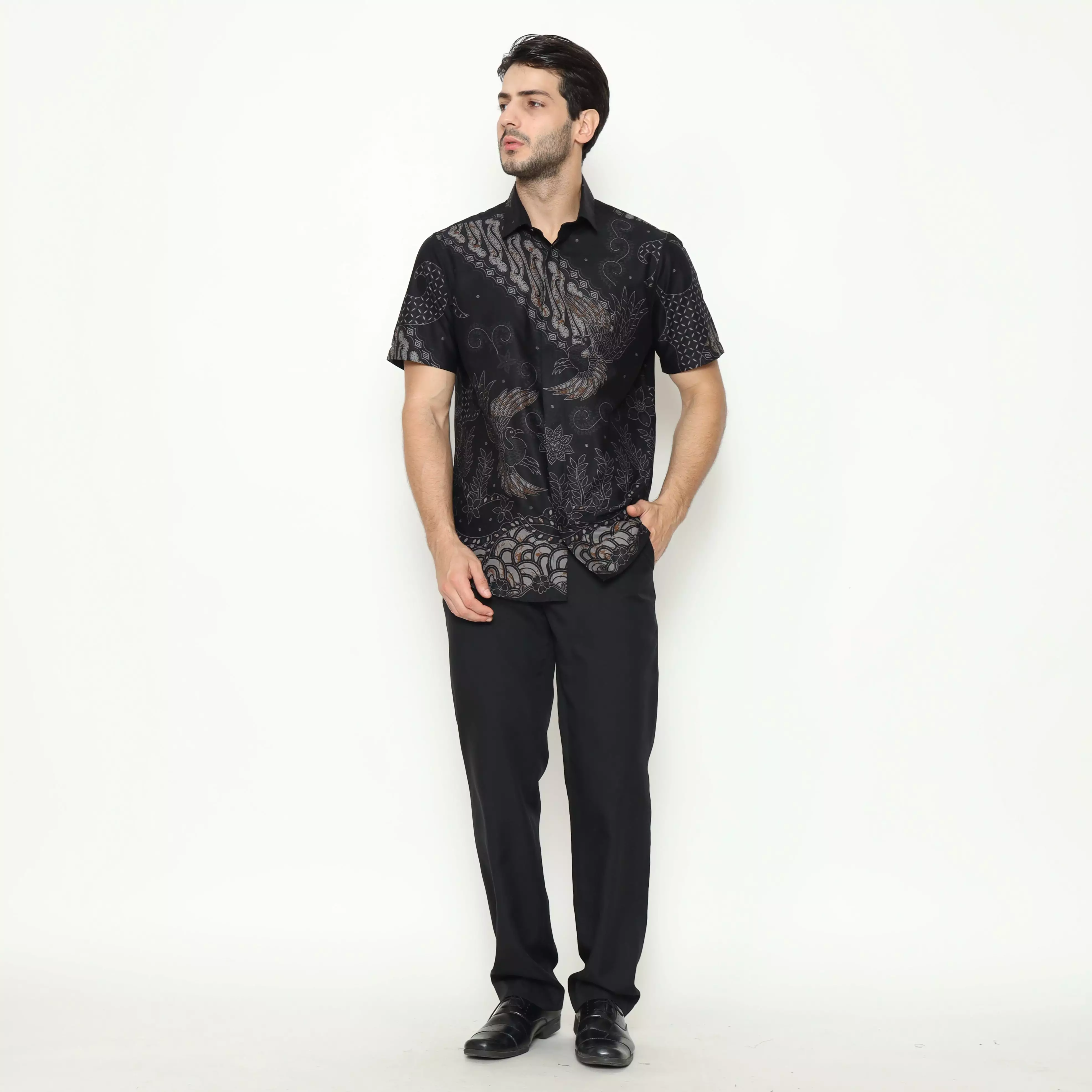 MAGINOT NINDYA BLACK Batik Pria Slim Fit Lengan Pendek bahan katun