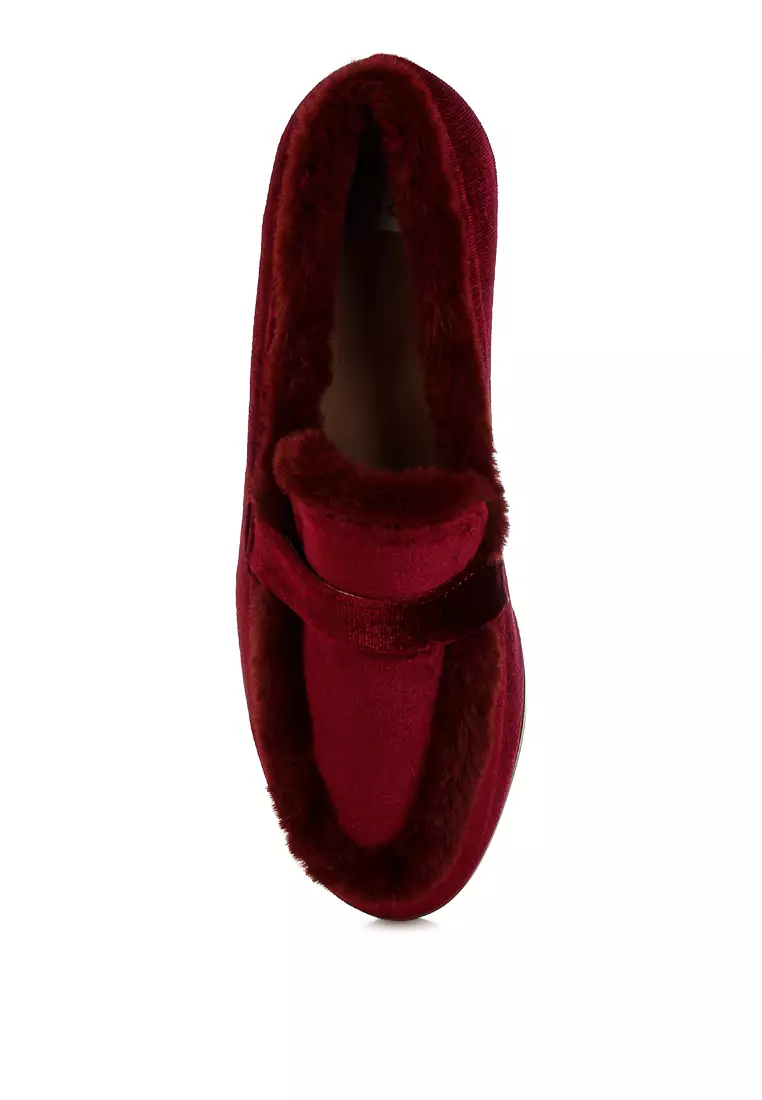 Sepatu Loafer Beludru Detail Bulu Warna Burgundy